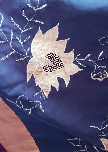 Nakışlı Koyu Mavi Masa Örtüsü - Görsel 3