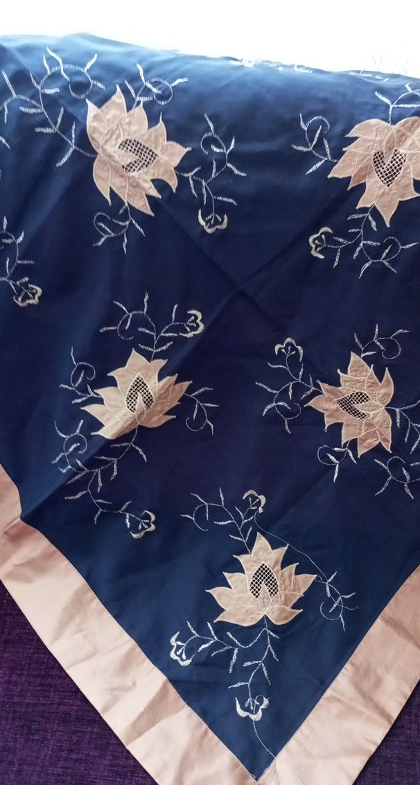 Nakışlı Koyu Mavi Masa Örtüsü - Görsel 2