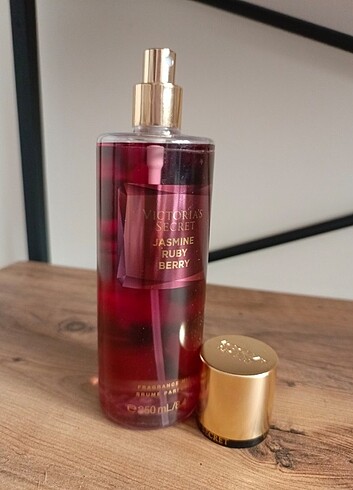 Beden Jasmine Ruby Berry vücut spreyi