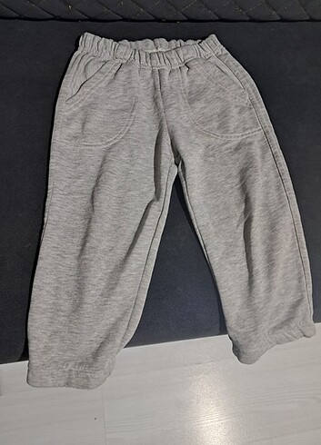 18-24 Ay Beden Erkek çocuğu 2 yasa uygun altlar ve 1 pantalon tane 10 tldir tek