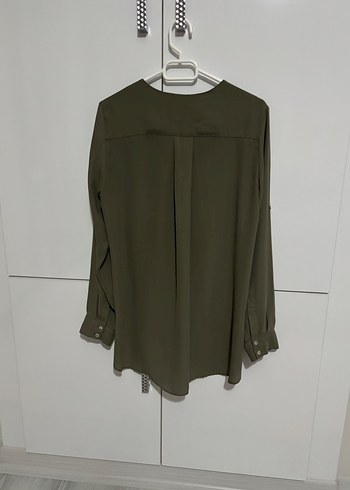 Düğmeli V Yakalı Kadın Gömlek - Görsel 2