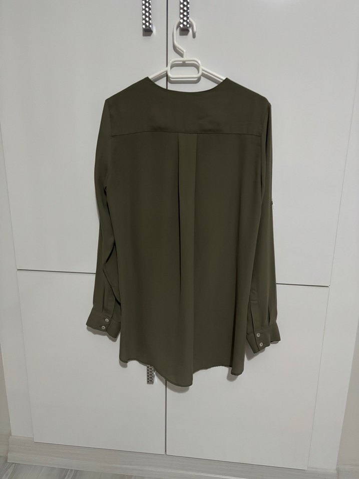 Düğmeli V Yakalı Kadın Gömlek - Görsel 2