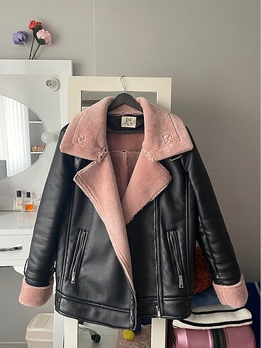 Pembe kürklü deri mont