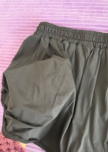 s Beden yeşil Renk Stradivarius Pilili Kadın Şort siyah