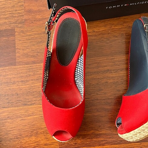 39 Beden Tommy Hilfiger kırmızı dolgu topuk ayakkabı