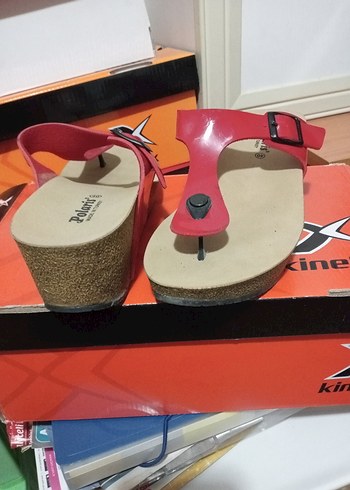 40 Beden Kinetix Kırmızı Tokalı Kadın Dolgu Topuk Terlik