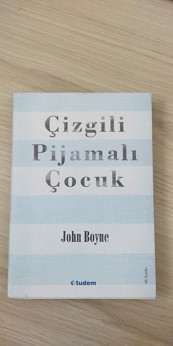 Çizgili pijamalı çocuk