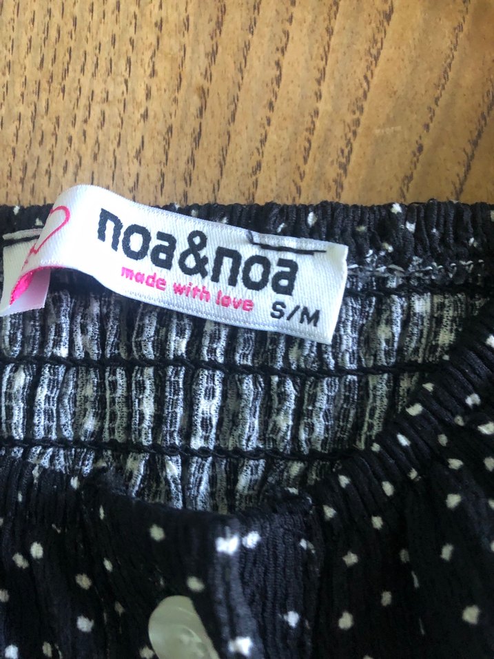 Düğmeli Siyah Puantiyeli Kısa Kollu Bluz - Görsel 2