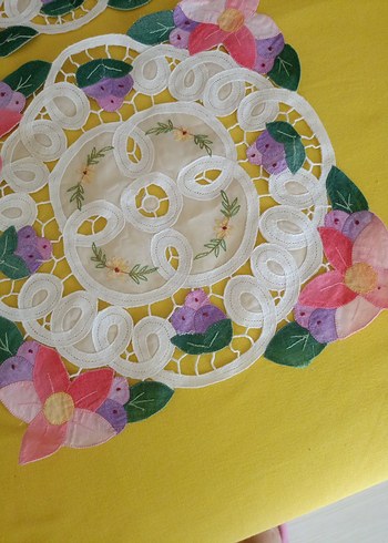 Çiçek Desenli El İşçiliği Masa Örtüsü - Görsel 3