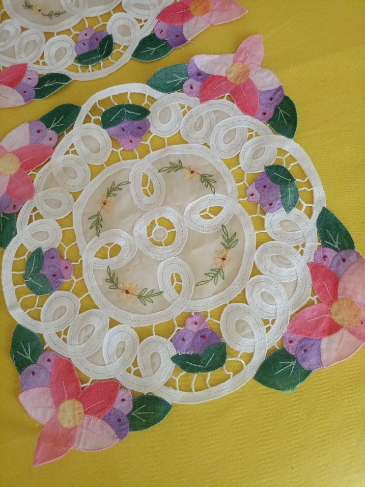 Çiçek Desenli El İşçiliği Masa Örtüsü - Görsel 2