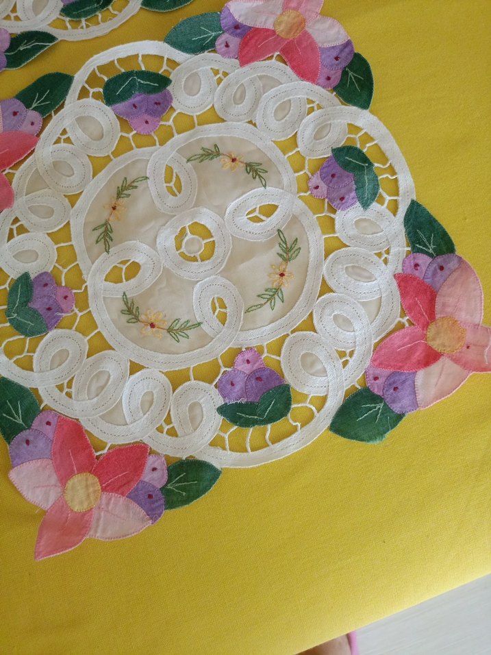 Çiçek Desenli El İşçiliği Masa Örtüsü - Görsel 3