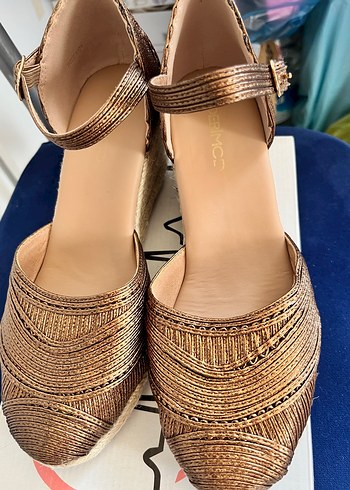 38 Beden Derimod Bronz Dolgu Topuk Sandalet