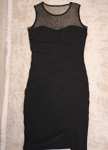 Siyah üstt dantel detaylı kısa kollu elbise 