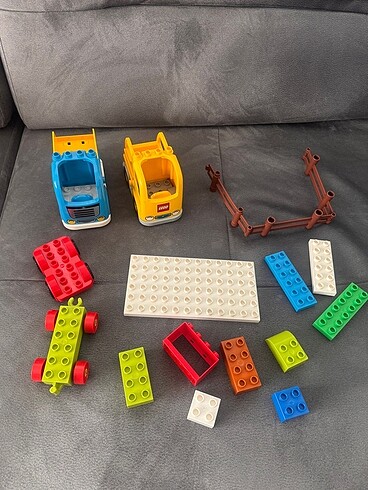 Lego duplo kamyon ve parçalar