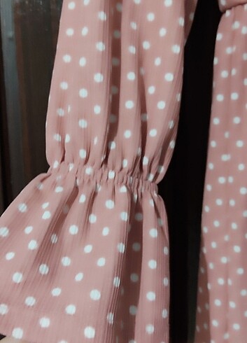Pembe puantiyeli elbise