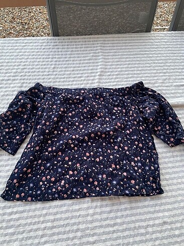 H&M Cicekli omuzlari dusuk bluz