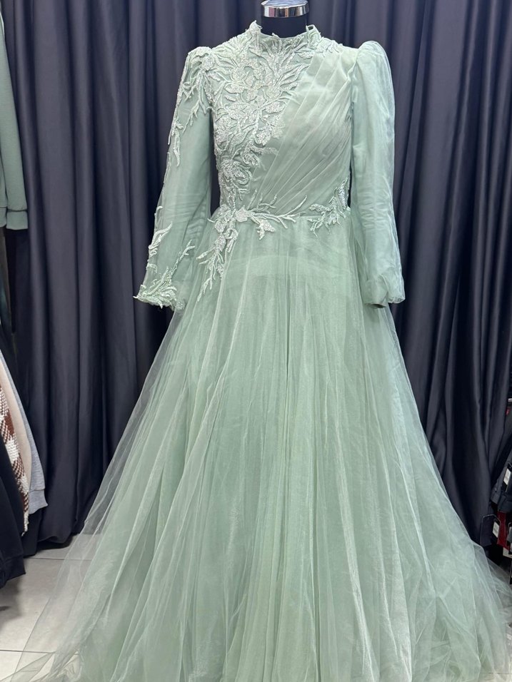 Uzun Kollu İşlemeli Yeşil Kadın Abiye - Görsel 2