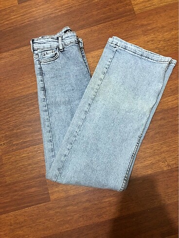27 Beden kar beyazı mavi bol paça jeans