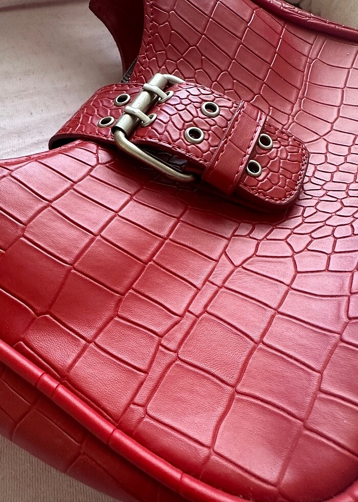 Kırmızı çanta - Görsel 3