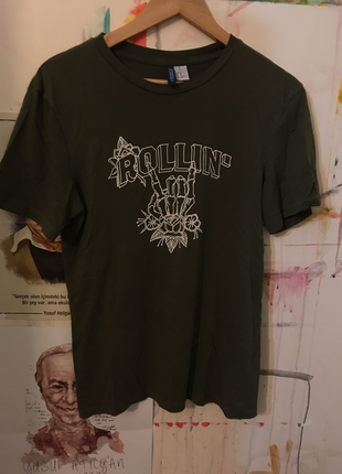 H&M Rolling T shirt