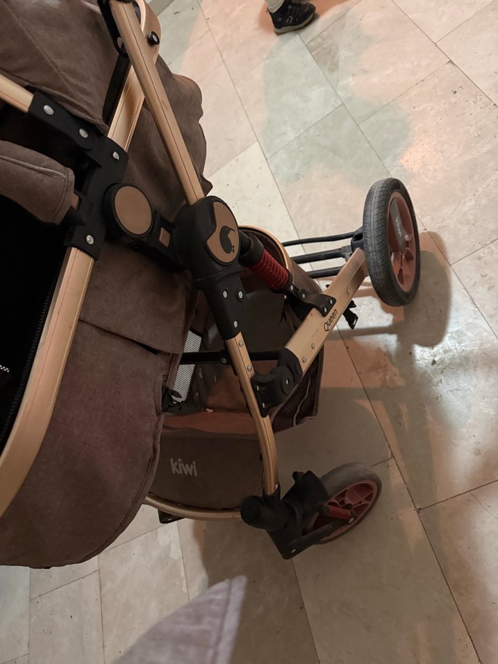 Kahverengi bebek arabası - Görsel 4