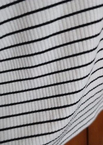 Beyaz Çizgili Kısa Kollu Crop Top M beden - Görsel 4