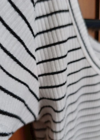 Beyaz Çizgili Kısa Kollu Crop Top M beden - Görsel 2