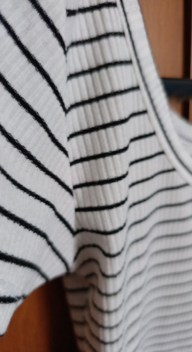 Beyaz Çizgili Kısa Kollu Crop Top M beden - Görsel 2