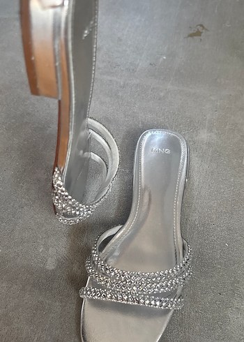 Gri Zincir Detaylı Kadın Terlik - Görsel 4