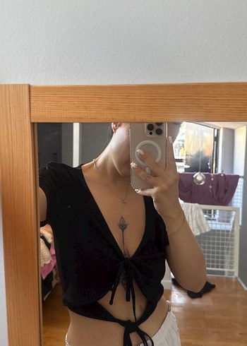 V Yaka Siyah Crop Top, Kısa Kollu - Görsel 2