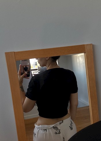 V Yaka Siyah Crop Top, Kısa Kollu - Görsel 4