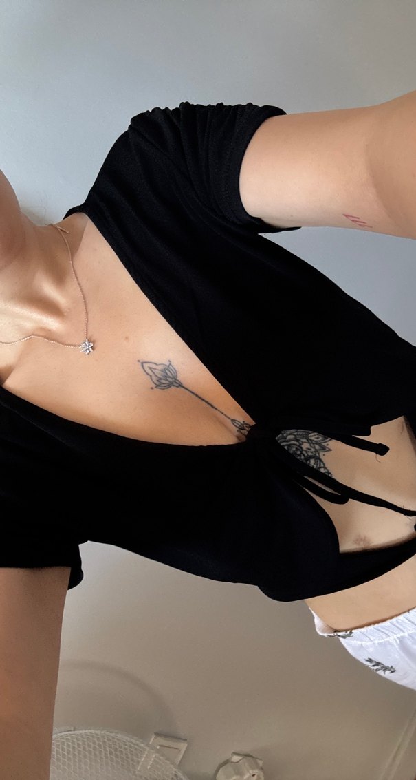 V Yaka Siyah Crop Top, Kısa Kollu - Görsel 5