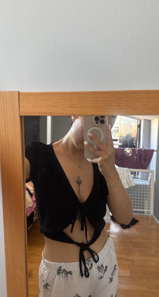 V Yaka Siyah Crop Top, Kısa Kollu - Görsel 2