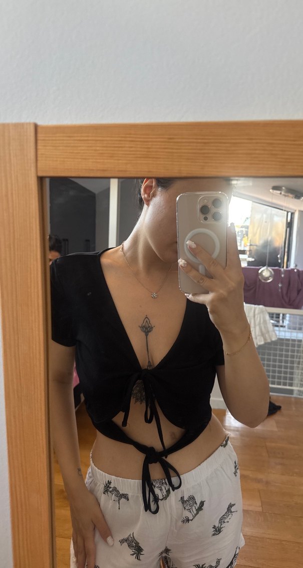 V Yaka Siyah Crop Top, Kısa Kollu - Görsel 3