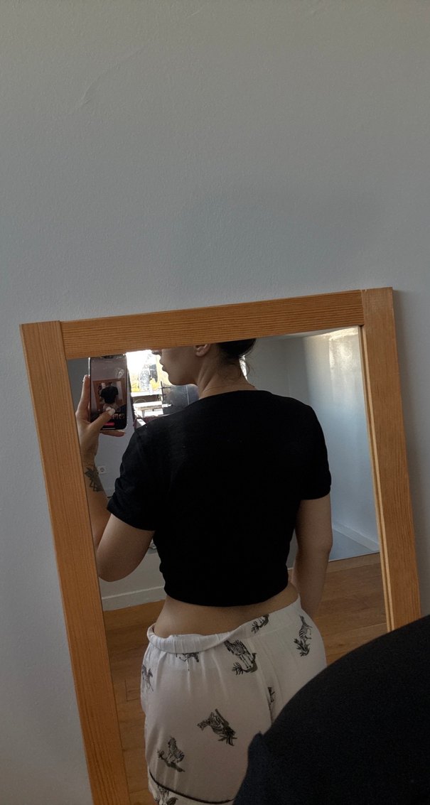 V Yaka Siyah Crop Top, Kısa Kollu - Görsel 4