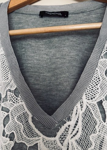 Gri V Yaka Kısa Kollu Dantel Detaylı Bluz - Görsel 2