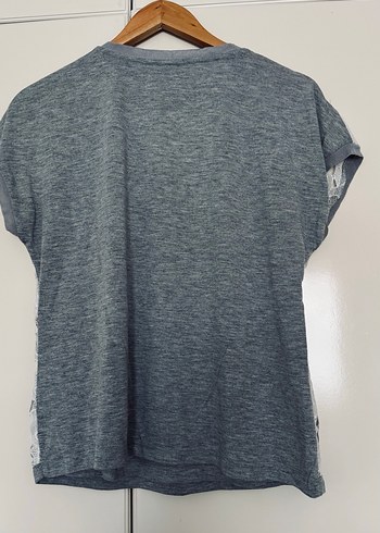 Gri V Yaka Kısa Kollu Dantel Detaylı Bluz - Görsel 4