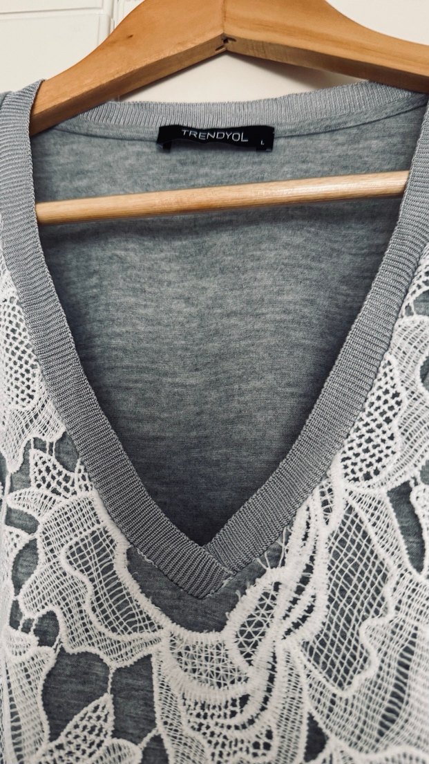 Gri V Yaka Kısa Kollu Dantel Detaylı Bluz - Görsel 2