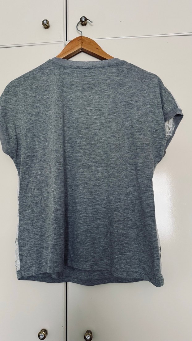 Gri V Yaka Kısa Kollu Dantel Detaylı Bluz - Görsel 4