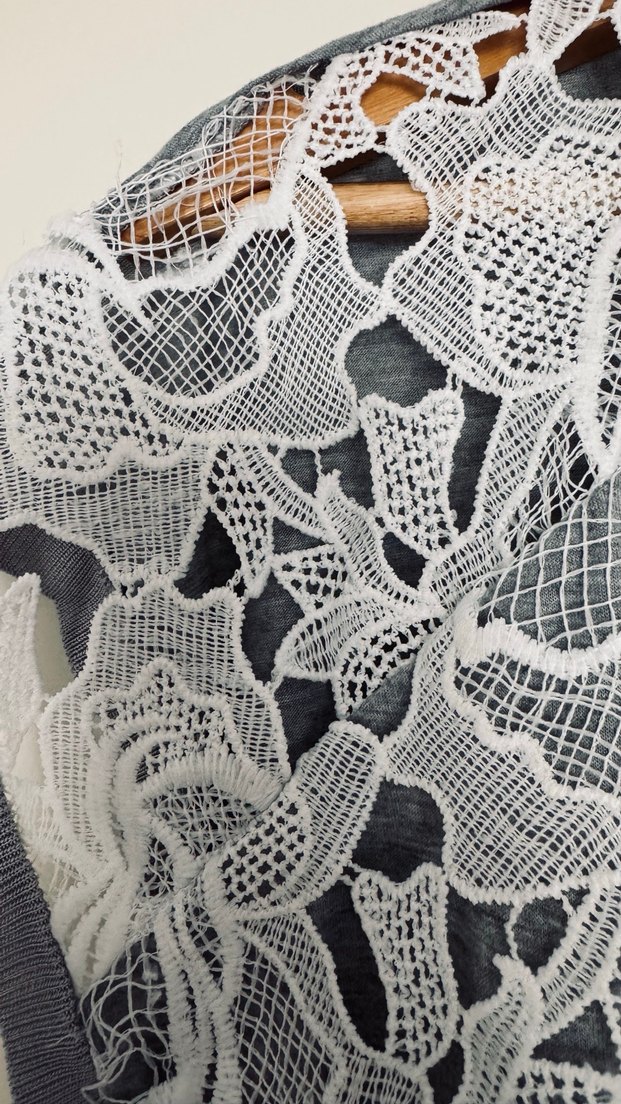 Gri V Yaka Kısa Kollu Dantel Detaylı Bluz - Görsel 3