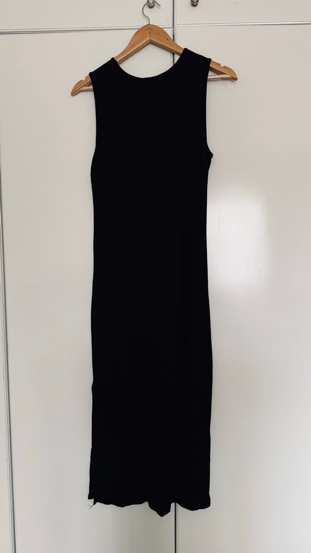 Siyah Yuvarlak Yakalı Uzun Kadın Elbise - Görsel 3