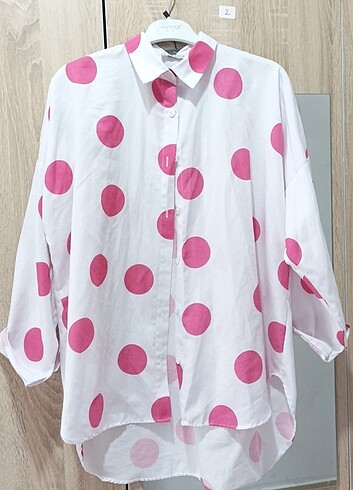 Pembe puantiyeli gömlek