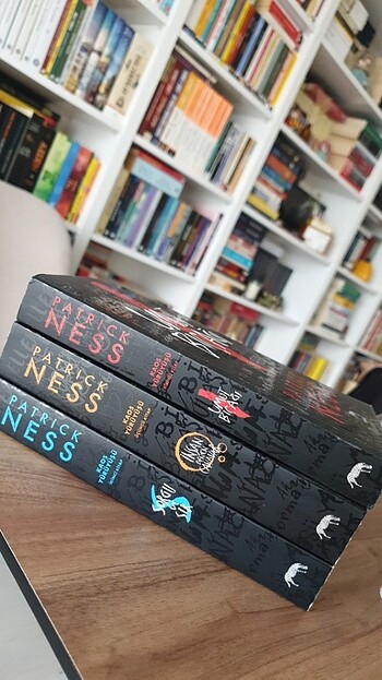 Patrick Ness /Kaos Yürüyüşü Seti Yabancı Yayınları