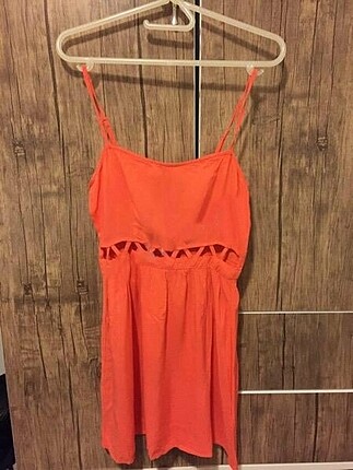 Pencere detaylı turuncu elbise?