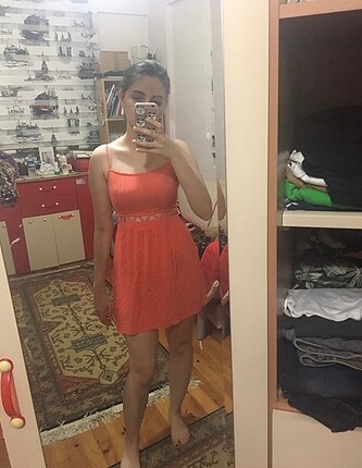 H&M Pencere detaylı turuncu elbise?