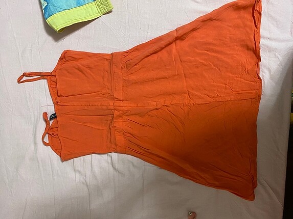 34 Beden turuncu Renk Pencere detaylı turuncu elbise?