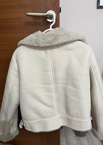 Stradivarius marka kısa mont  Kürk Detaylı ekru Süet Kadın Ceket - Görsel 4
