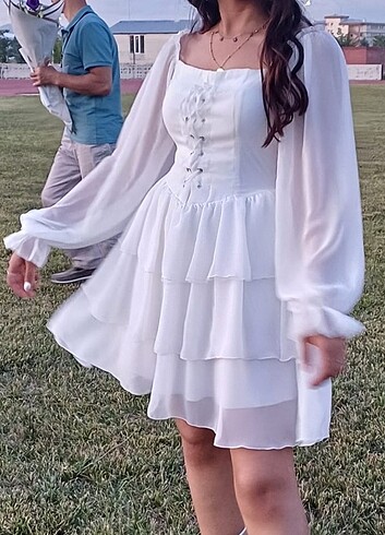 Beyaz şifon tül kollu elbise