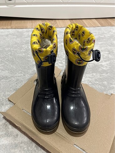 İçi peluş çocuk yağmur çizmesi