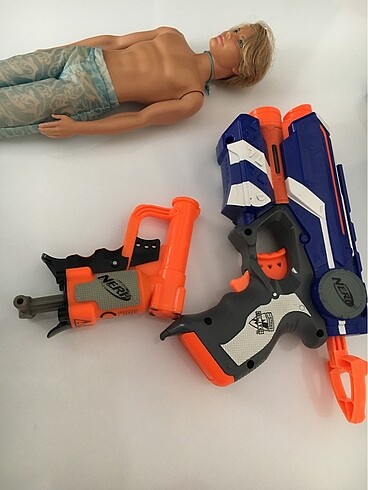 Nörf iki oyuncak silah ve Ken bebek